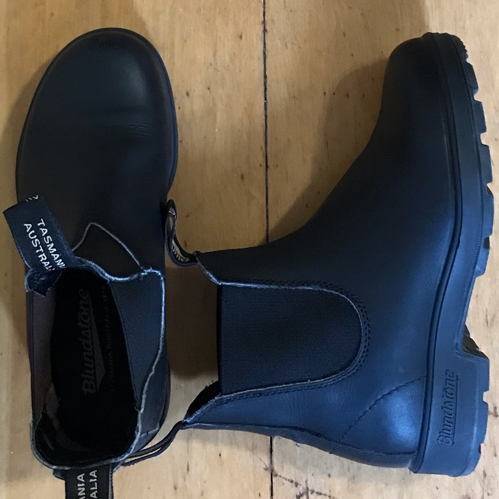 Blundstones black 3.5 (fits 6.5-7) barely used